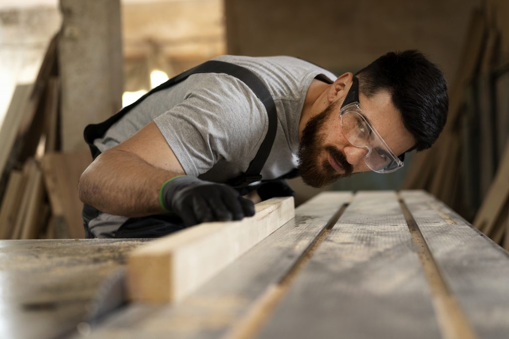 Tischler am Holz schneiden